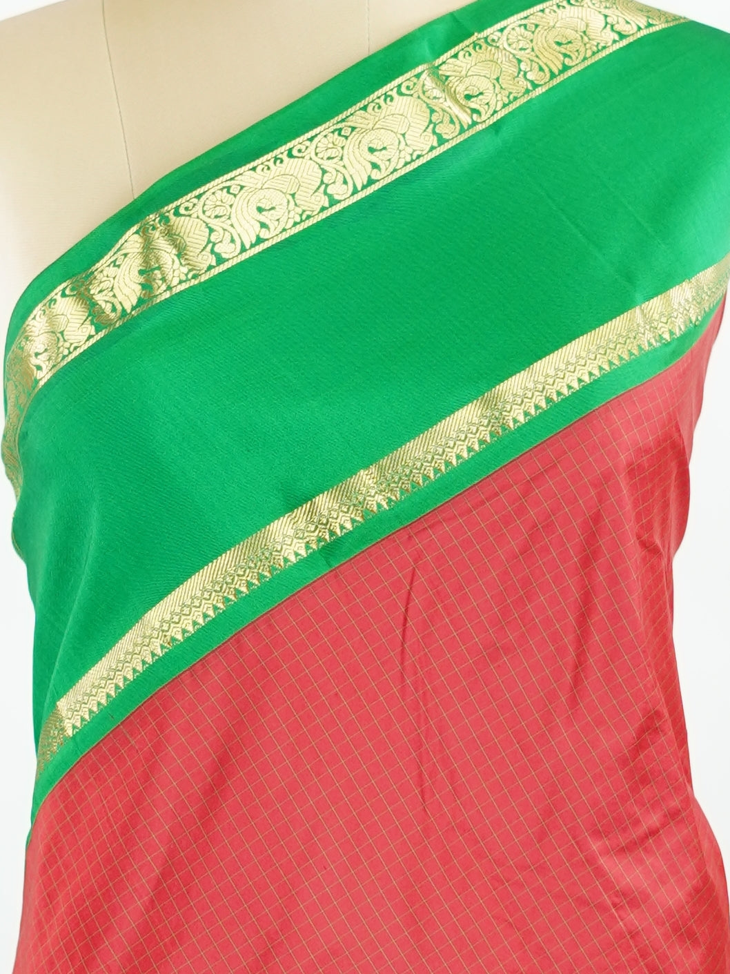 Narayanpet Narayanpet plain sarees are known for their elegant simplicity, featuring rich cotton or silk textures with contrasting borders.
They beautifully blend traditional craftsmanship with everyday comfort, making them perfect for both casual and festive wear. Devika - Manoranjitham Weaves - Handloom Store