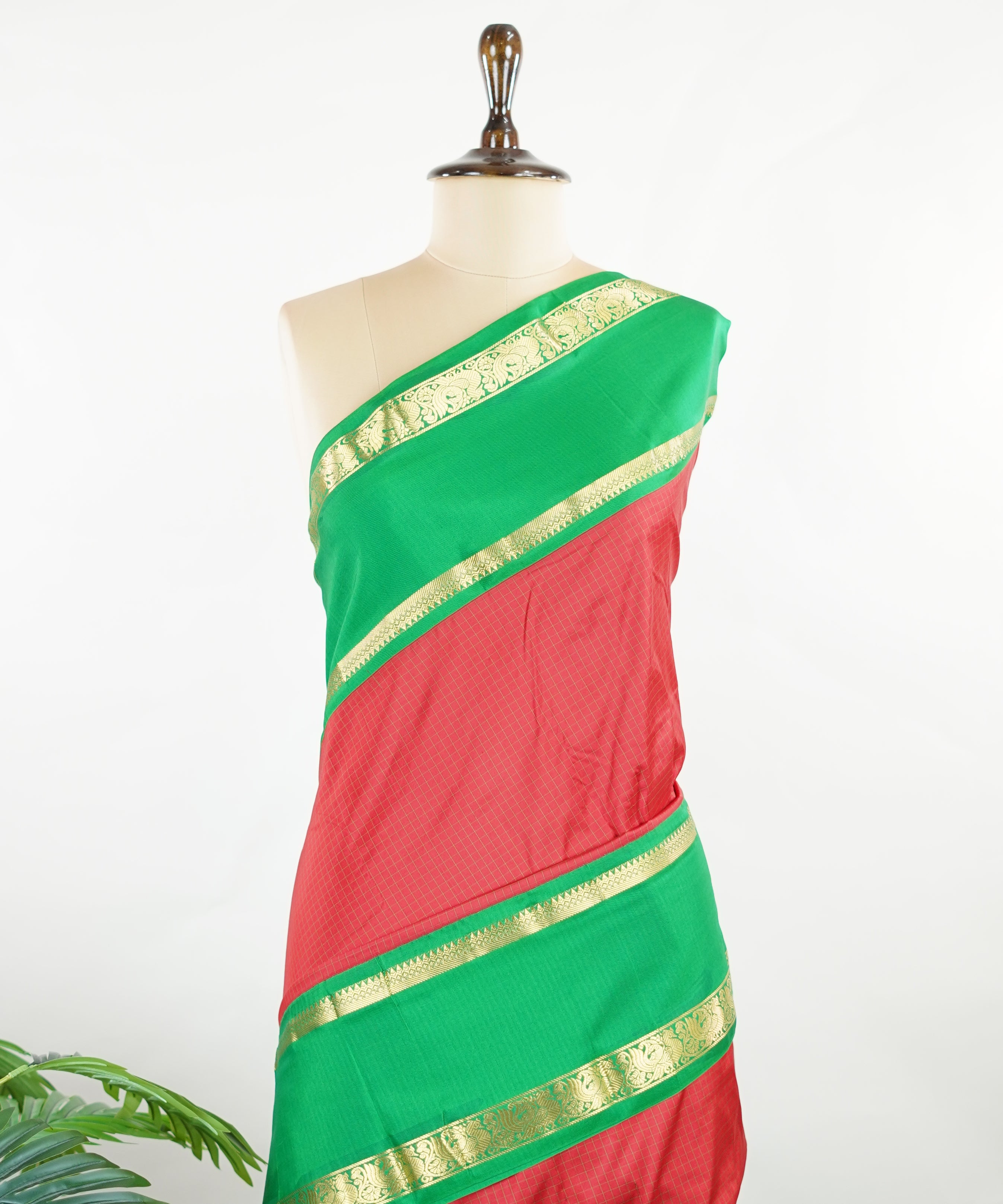 Narayanpet Narayanpet plain sarees are known for their elegant simplicity, featuring rich cotton or silk textures with contrasting borders.
They beautifully blend traditional craftsmanship with everyday comfort, making them perfect for both casual and festive wear. Devika - Manoranjitham Weaves - Handloom Store