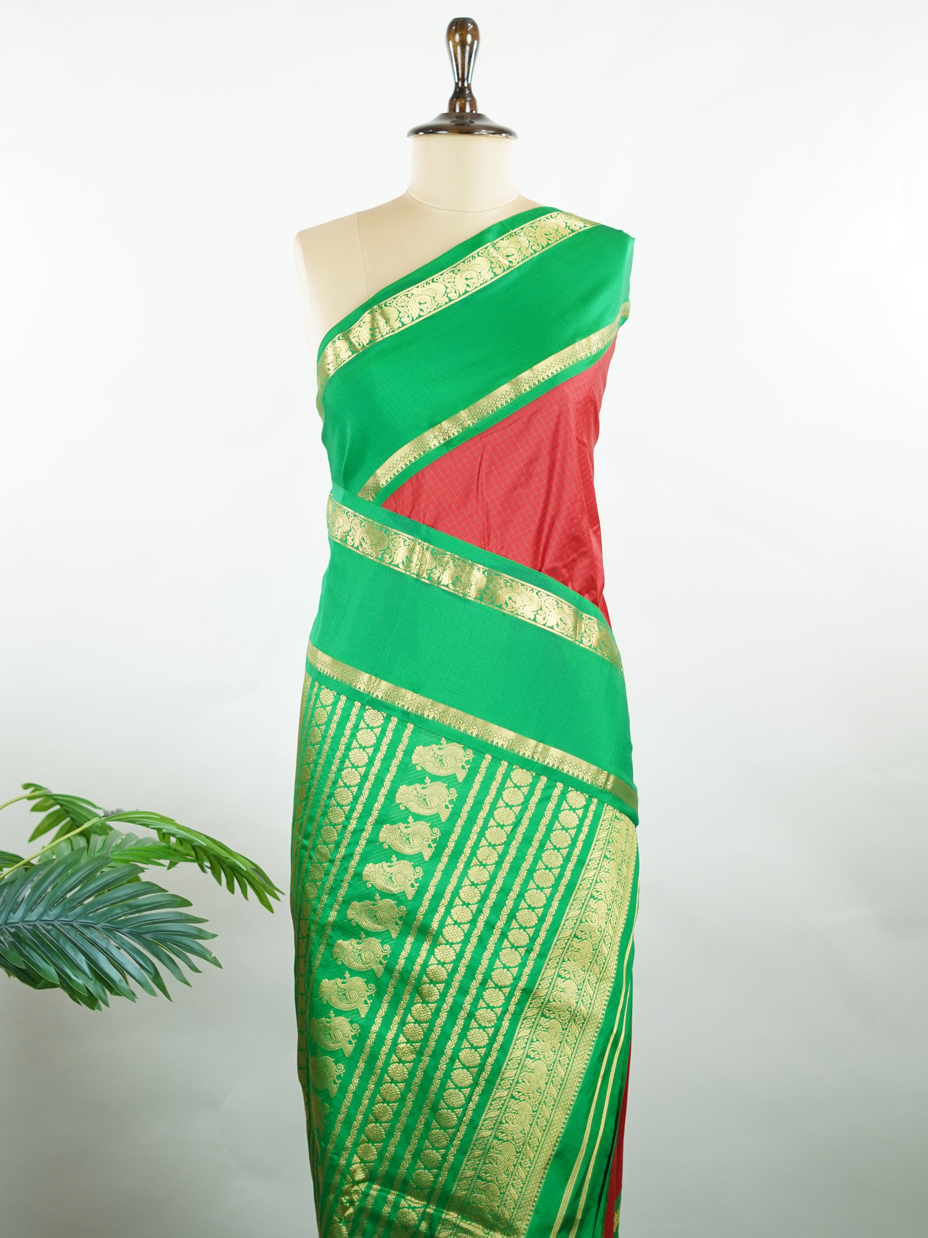 Narayanpet Narayanpet plain sarees are known for their elegant simplicity, featuring rich cotton or silk textures with contrasting borders.
They beautifully blend traditional craftsmanship with everyday comfort, making them perfect for both casual and festive wear. Devika - Manoranjitham Weaves - Handloom Store