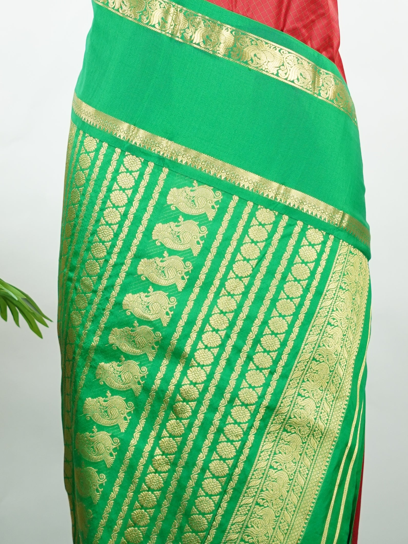 Narayanpet Narayanpet plain sarees are known for their elegant simplicity, featuring rich cotton or silk textures with contrasting borders.
They beautifully blend traditional craftsmanship with everyday comfort, making them perfect for both casual and festive wear. Devika - Manoranjitham Weaves - Handloom Store