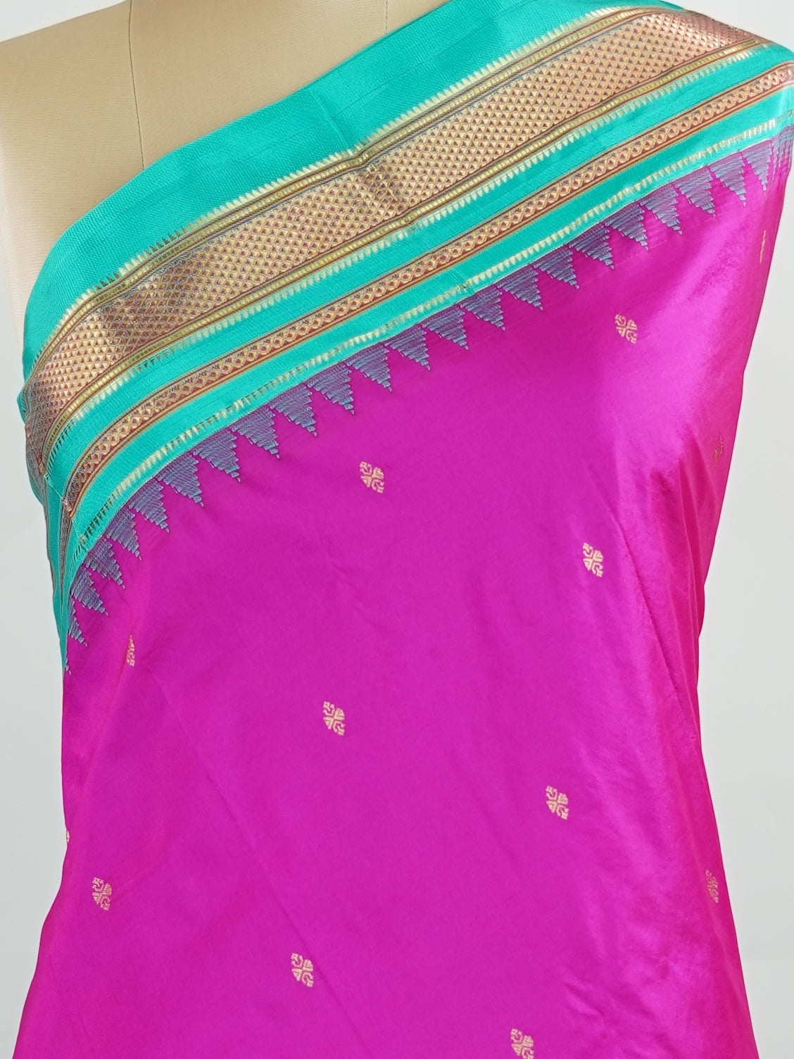 Narayanpet Narayanpet plain sarees are known for their elegant simplicity, featuring rich cotton or silk textures with contrasting borders.
They beautifully blend traditional craftsmanship with everyday comfort, making them perfect for both casual and festive wear. Anila - Manoranjitham Weaves - Handloom Store