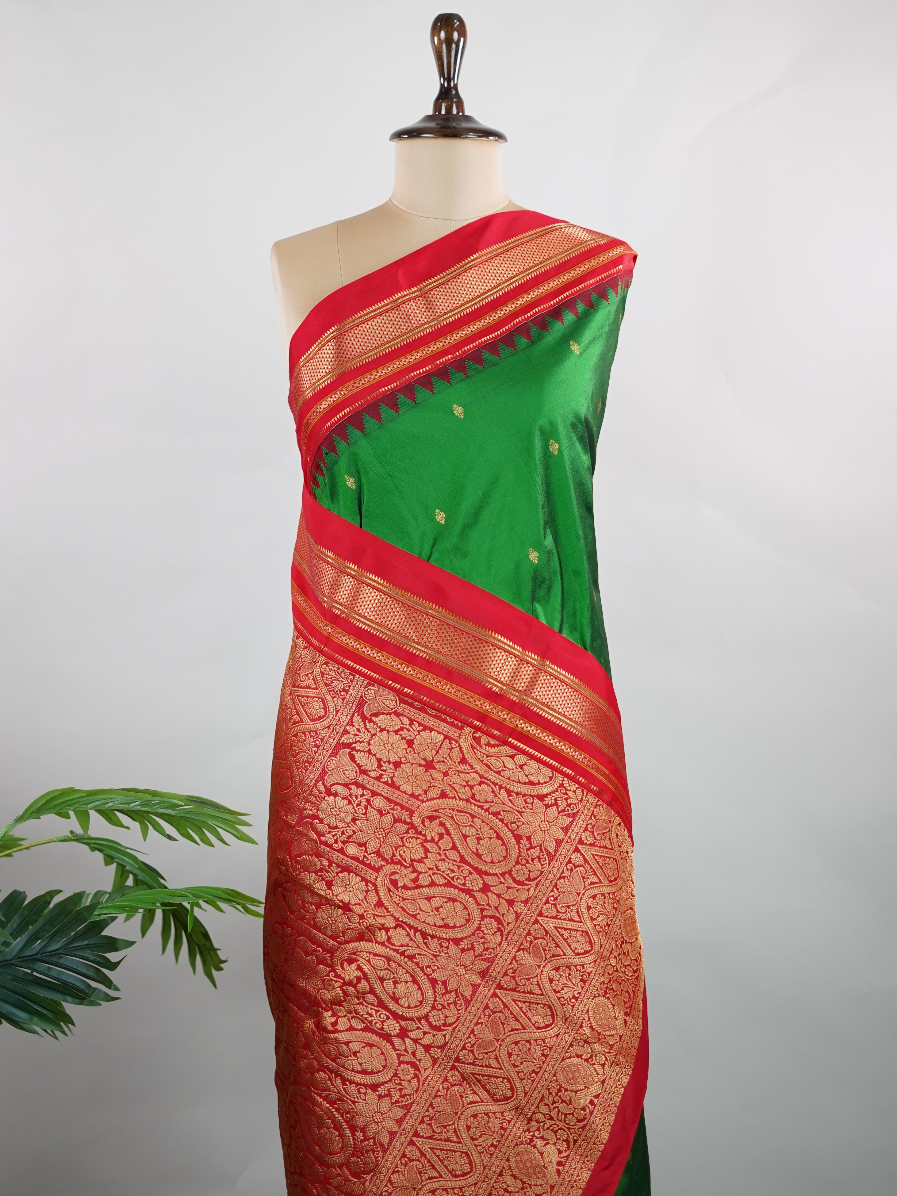 Narayanpet Narayanpet plain sarees are known for their elegant simplicity, featuring rich cotton or silk textures with contrasting borders.
They beautifully blend traditional craftsmanship with everyday comfort, making them perfect for both casual and festive wear. Sampada - Manoranjitham Weaves - Handloom Store