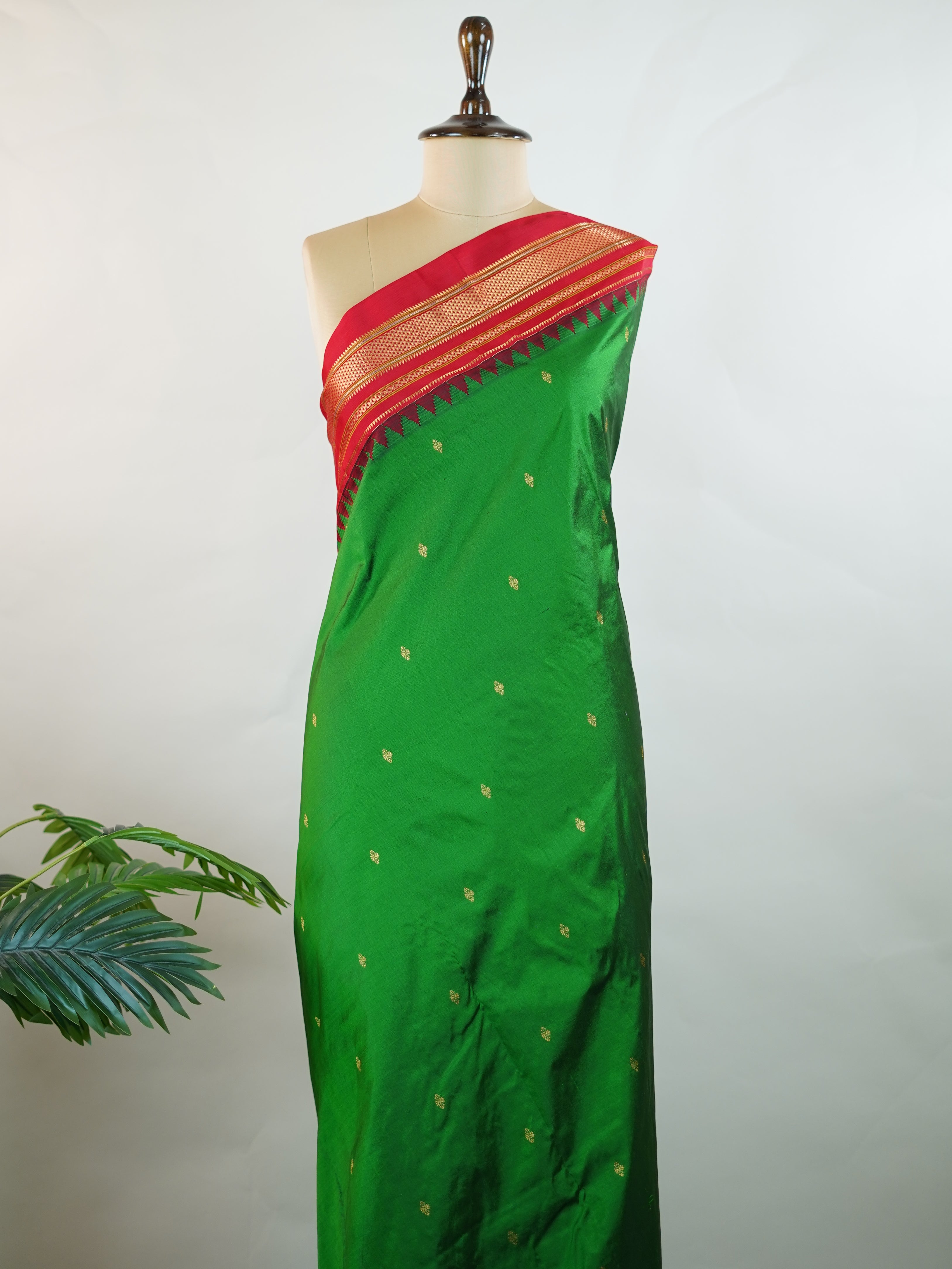 Narayanpet Narayanpet plain sarees are known for their elegant simplicity, featuring rich cotton or silk textures with contrasting borders.
They beautifully blend traditional craftsmanship with everyday comfort, making them perfect for both casual and festive wear. Rudrani - Manoranjitham Weaves - Handloom Store