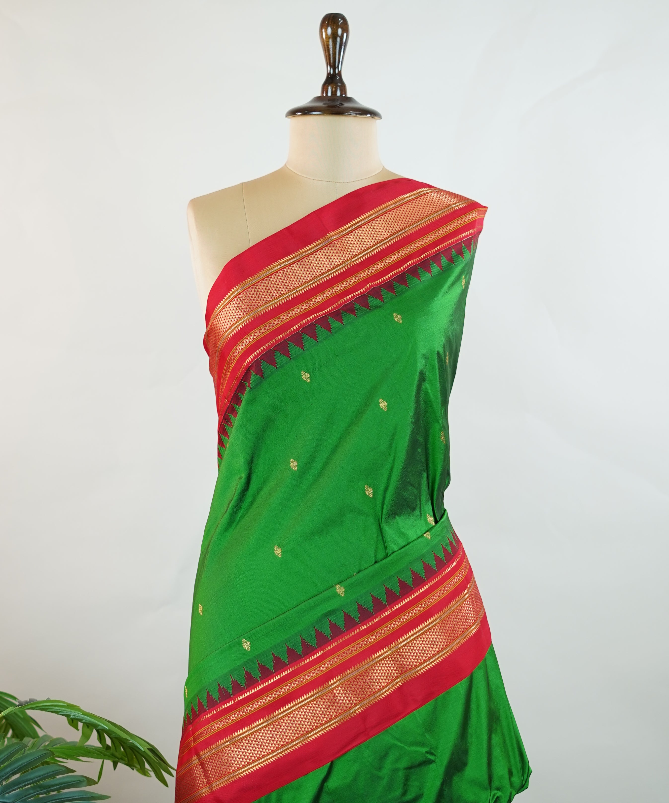 Narayanpet Narayanpet plain sarees are known for their elegant simplicity, featuring rich cotton or silk textures with contrasting borders.
They beautifully blend traditional craftsmanship with everyday comfort, making them perfect for both casual and festive wear. Rudrani - Manoranjitham Weaves - Handloom Store