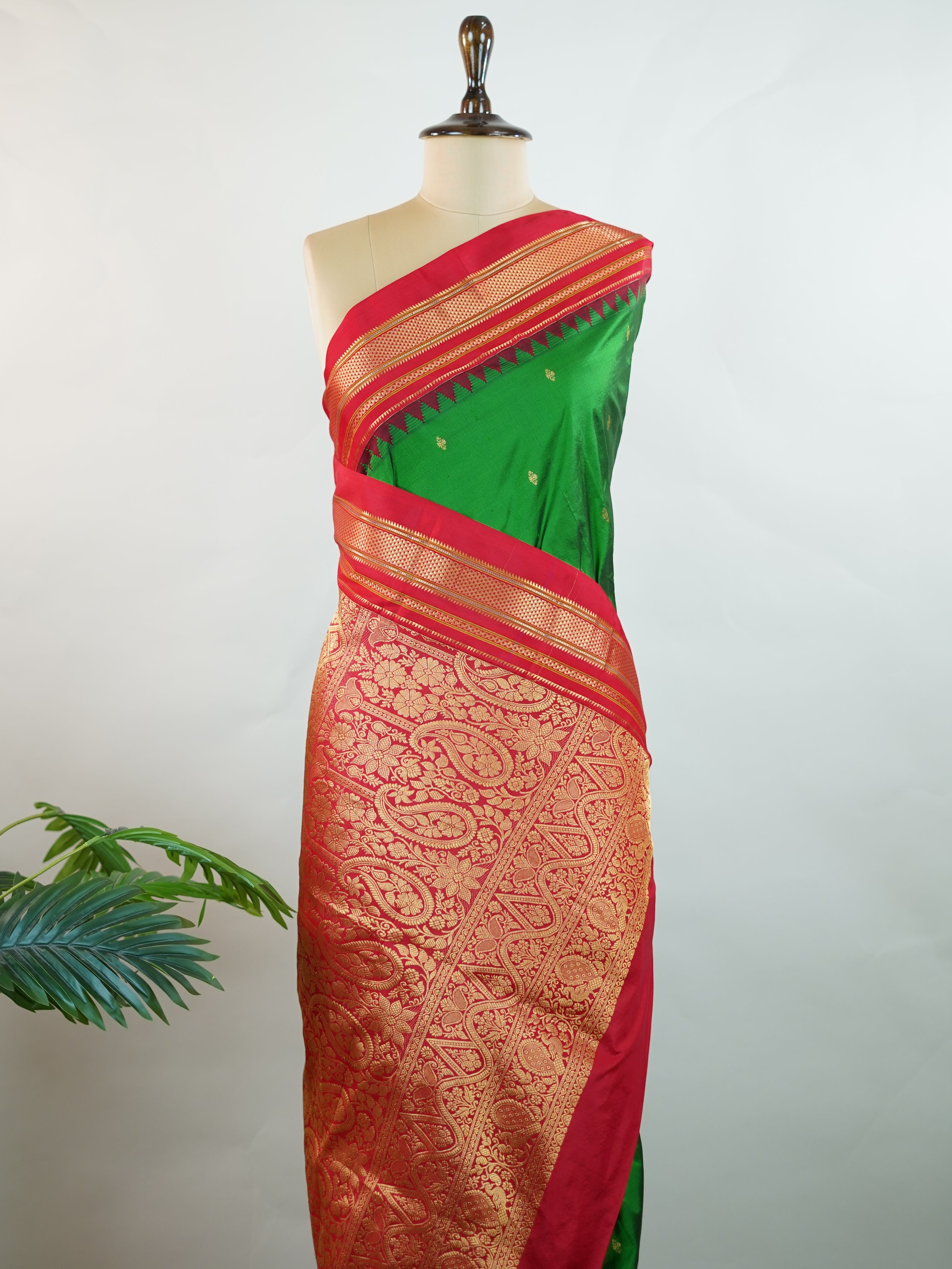 Narayanpet Narayanpet plain sarees are known for their elegant simplicity, featuring rich cotton or silk textures with contrasting borders.
They beautifully blend traditional craftsmanship with everyday comfort, making them perfect for both casual and festive wear. Rudrani - Manoranjitham Weaves - Handloom Store