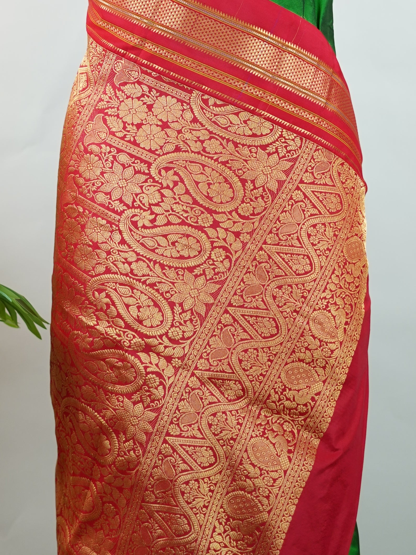Narayanpet Narayanpet plain sarees are known for their elegant simplicity, featuring rich cotton or silk textures with contrasting borders.
They beautifully blend traditional craftsmanship with everyday comfort, making them perfect for both casual and festive wear. Rudrani - Manoranjitham Weaves - Handloom Store