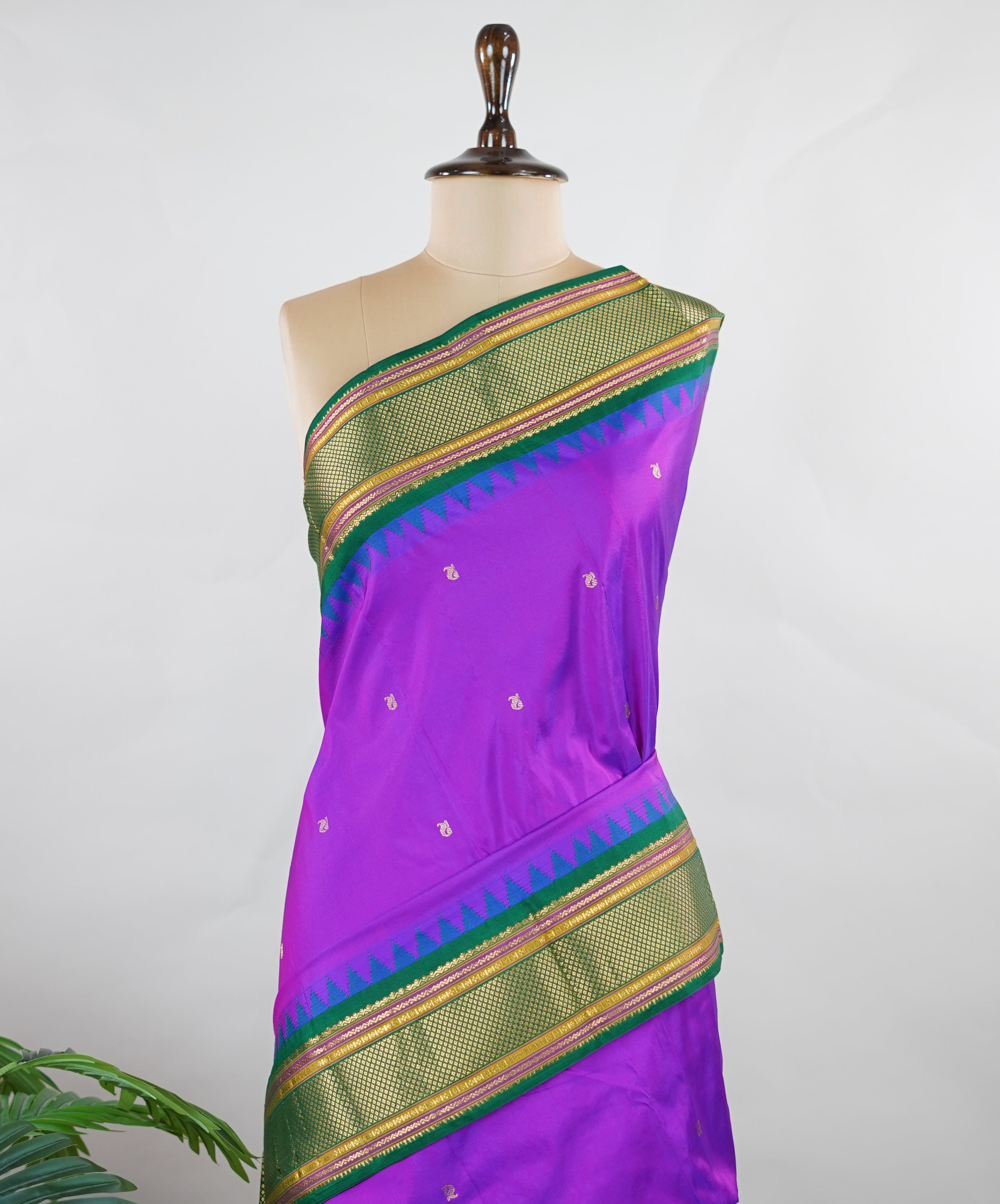 Narayanpet Narayanpet plain sarees are known for their elegant simplicity, featuring rich cotton or silk textures with contrasting borders.
They beautifully blend traditional craftsmanship with everyday comfort, making them perfect for both casual and festive wear. Eshira - Manoranjitham Weaves - Handloom Store
