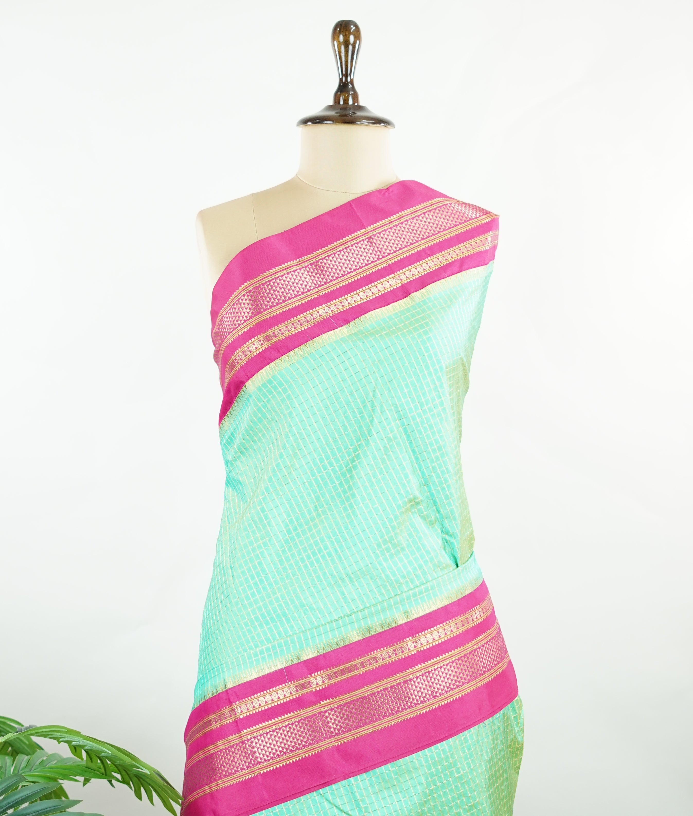 Narayanpet Narayanpet plain sarees are known for their elegant simplicity, featuring rich cotton or silk textures with contrasting borders.
They beautifully blend traditional craftsmanship with everyday comfort, making them perfect for both casual and festive wear. Shringara - Manoranjitham Weaves - Handloom Store