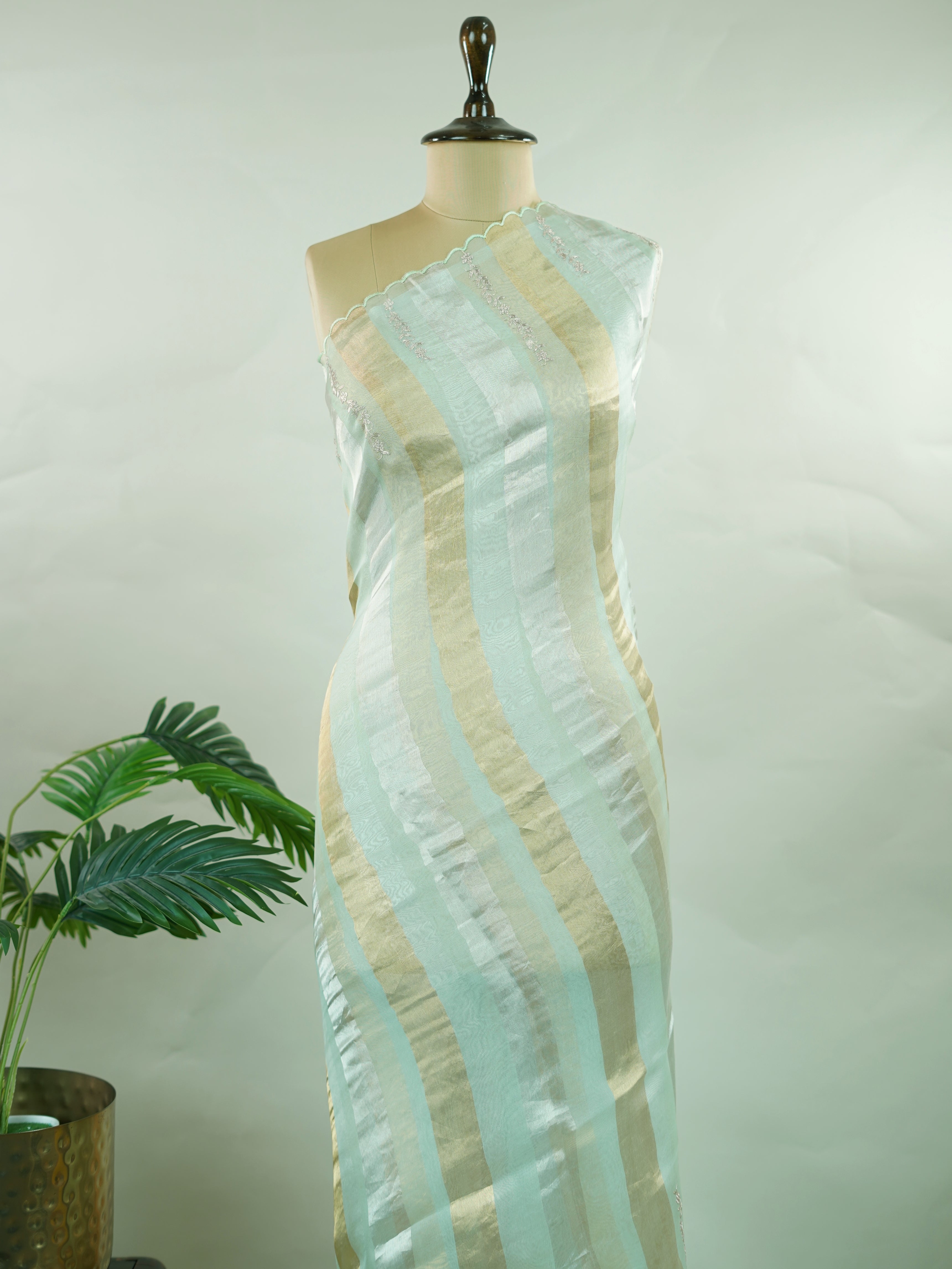 Organza This elegant organza saree features beautiful Ari Pita work on a refreshing sea green body.br data-start=91 data-end=94The border is finely detailed with intricate embroidery, adding a delicate traditional charm.br data-start=187 data-end=190The pallu showcases rich Ari Pita craftsmanship, enhancing its graceful and artistic appeal.br data-start=282 data-end=285Perfect for festive and special occasions, it reflects a light, airy, and elegant ethnic look. Subha - Organza Saree | Embroidered - Manoran