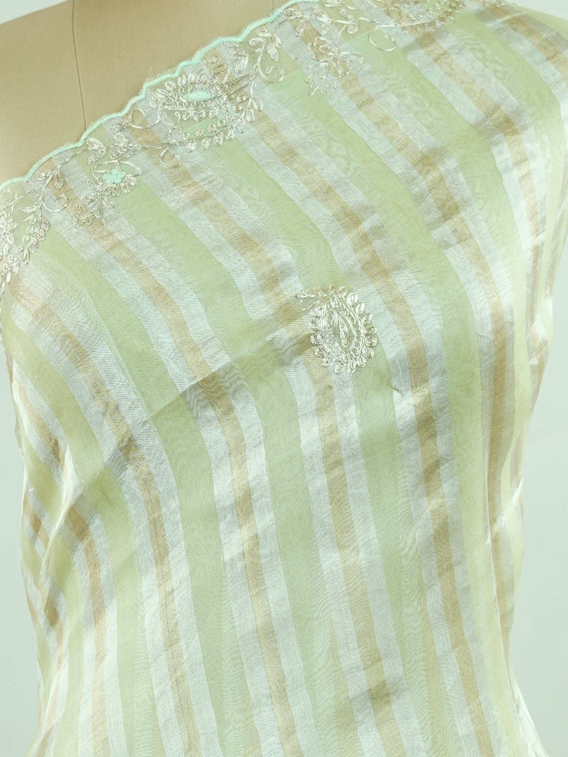 Organza Elegant sea green organza saree featuring intricate Aari Peeta work on the beautifully designed pallu.The lightweight, sheer fabric drapes gracefully, offering a fresh and refined look. Delicate handcrafted embroidery adds richness, texture, and traditional charm.br data-start=269 data-end=272Perfect for festive occasions, weddings, and special celebrations with timeless elegance. Surabhya - Organza Saree | Embroidered - Manoranjitham Weaves - Handloom Store