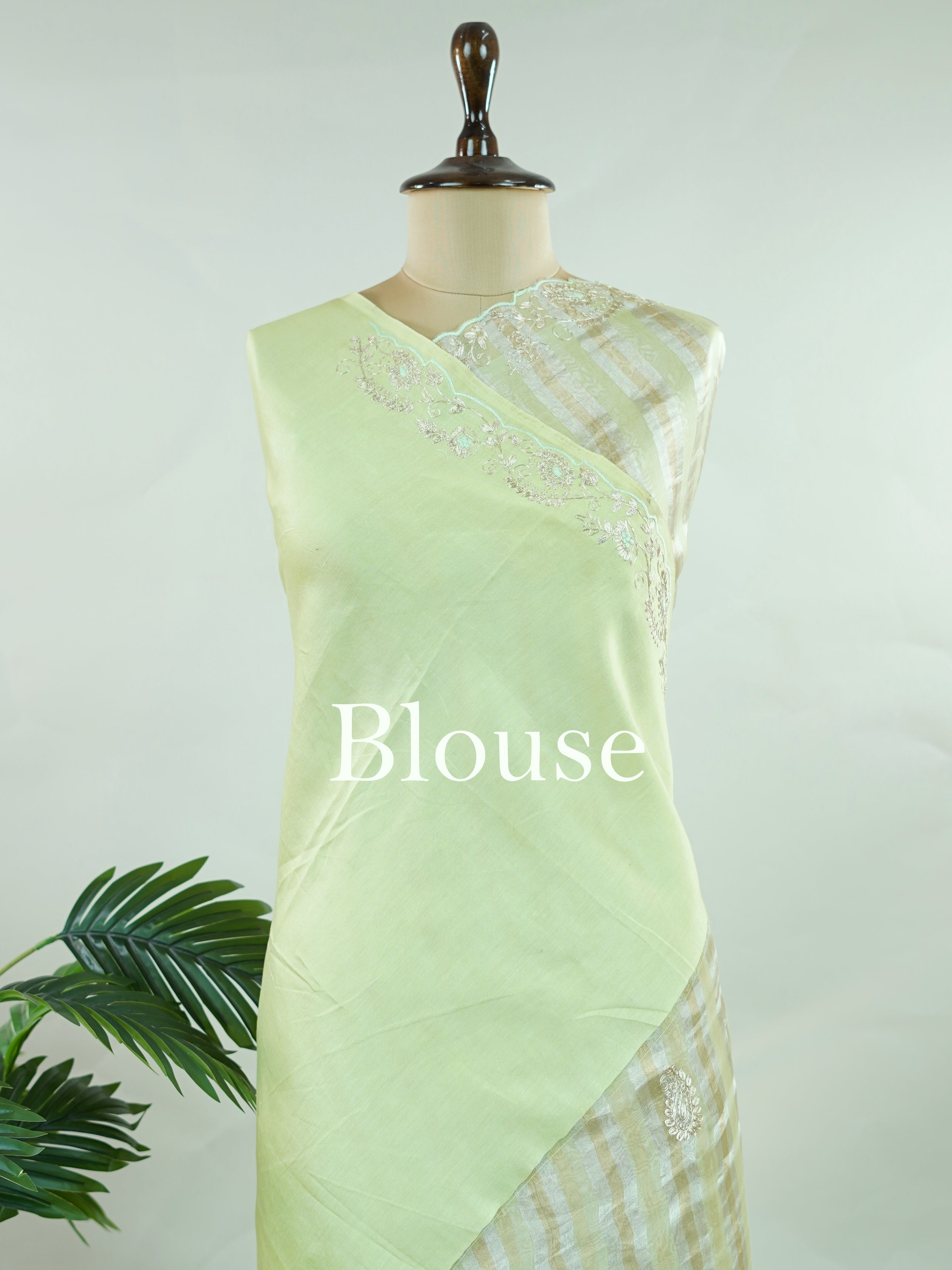 Organza Elegant sea green organza saree featuring intricate Aari Peeta work on the beautifully designed pallu.The lightweight, sheer fabric drapes gracefully, offering a fresh and refined look. Delicate handcrafted embroidery adds richness, texture, and traditional charm.br data-start=269 data-end=272Perfect for festive occasions, weddings, and special celebrations with timeless elegance. Surabhya - Organza Saree | Embroidered - Manoranjitham Weaves - Handloom Store