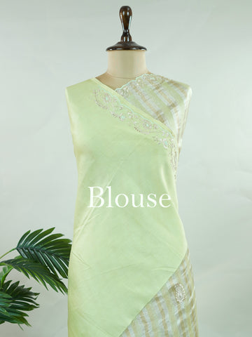 Organza Elegant sea green organza saree featuring intricate Aari Peeta work on the beautifully designed pallu.The lightweight, sheer fabric drapes gracefully, offering a fresh and refined look. Delicate handcrafted embroidery adds richness, texture, and traditional charm.br data-start=269 data-end=272Perfect for festive occasions, weddings, and special celebrations with timeless elegance. Surabhya - Organza Saree | Embroidered - Manoranjitham Weaves - Handloom Store