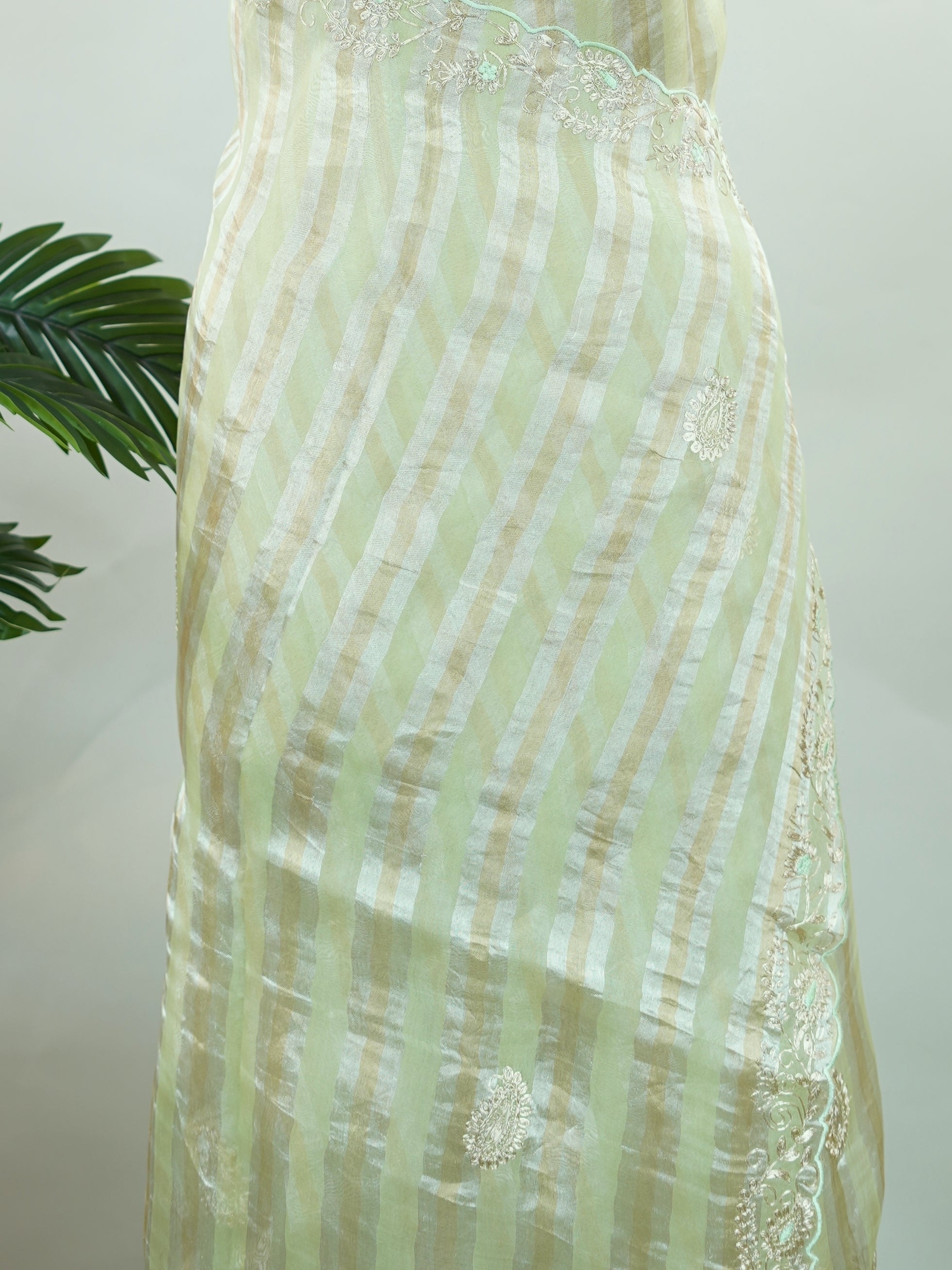 Organza Elegant sea green organza saree featuring intricate Aari Peeta work on the beautifully designed pallu.The lightweight, sheer fabric drapes gracefully, offering a fresh and refined look. Delicate handcrafted embroidery adds richness, texture, and traditional charm.br data-start=269 data-end=272Perfect for festive occasions, weddings, and special celebrations with timeless elegance. Surabhya - Organza Saree | Embroidered - Manoranjitham Weaves - Handloom Store
