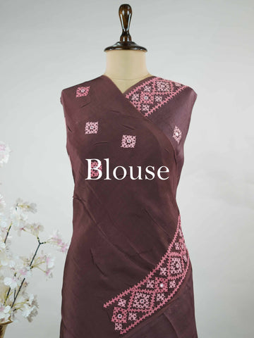 Katan A warm brown Kora saree highlighted with soft pink accents, creating a graceful contrast.br
Enhanced with vibrant Kutch embroidery, it showcases rich artisanal detail with a refined, contemporary appeal. Kadhambari - Warm Brown Kora Silk Saree | Kutch Work - Manoranjitham Weaves - Handloom Store