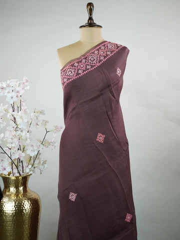 Katan A warm brown Kora saree highlighted with soft pink accents, creating a graceful contrast.br
Enhanced with vibrant Kutch embroidery, it showcases rich artisanal detail with a refined, contemporary appeal. Kadhambari - Warm Brown Kora Silk Saree | Kutch Work - Manoranjitham Weaves - Handloom Store
