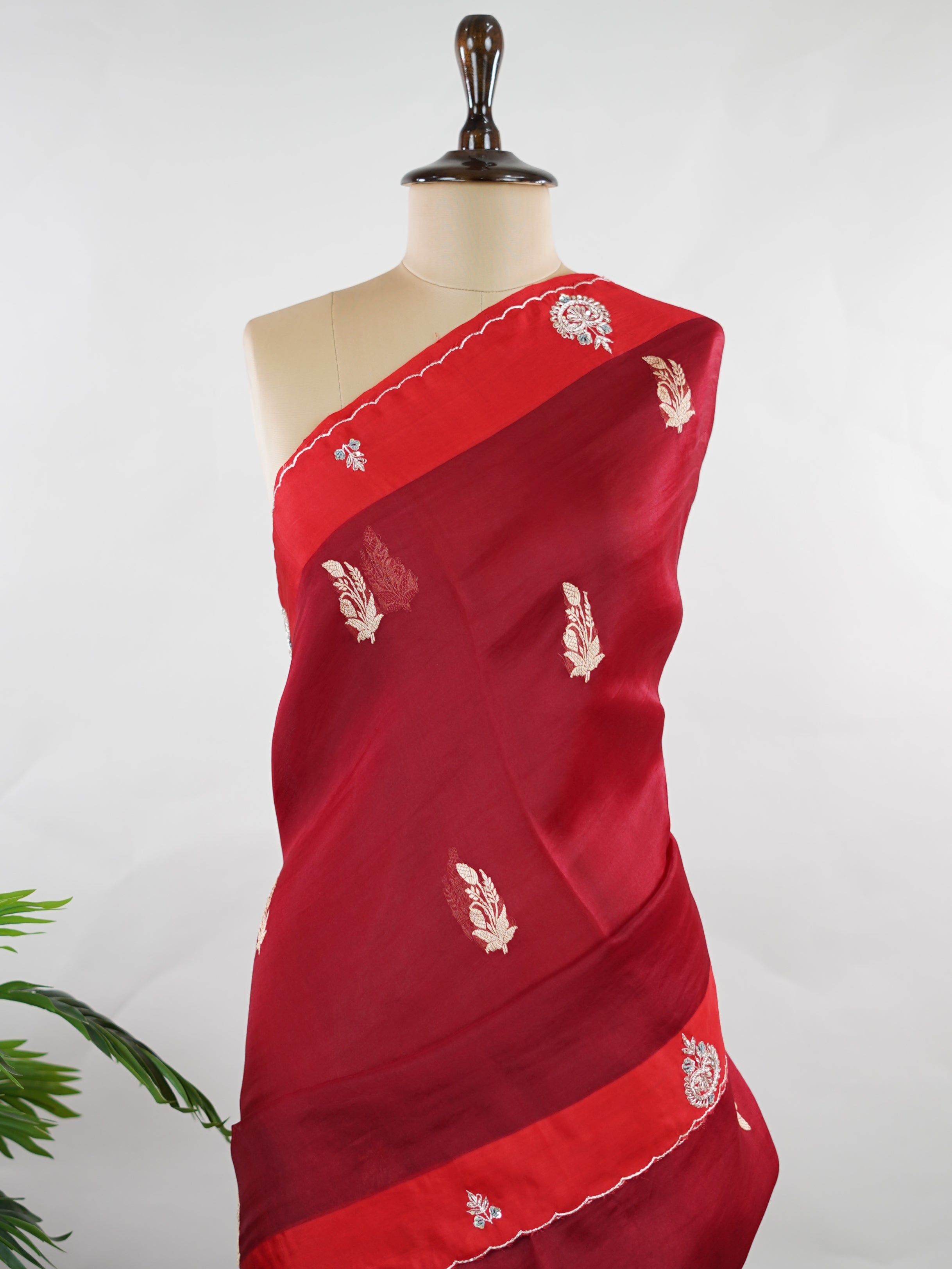 Organza Elegant red organza saree featuring exquisite embroidery for a stunning festive look.br data-start=85 data-end=88The sheer, lightweight fabric creates a graceful and flowy silhouette.br data-start=158 data-end=161Beautiful embroidered detailing adds richness and refined craftsmanship.br data-start=233 data-end=236Perfect for weddings, parties, and special occasions where you want to stand out. Tanirika - Organza Saree | Embroidered - Manoranjitham Weaves - Handloom Store