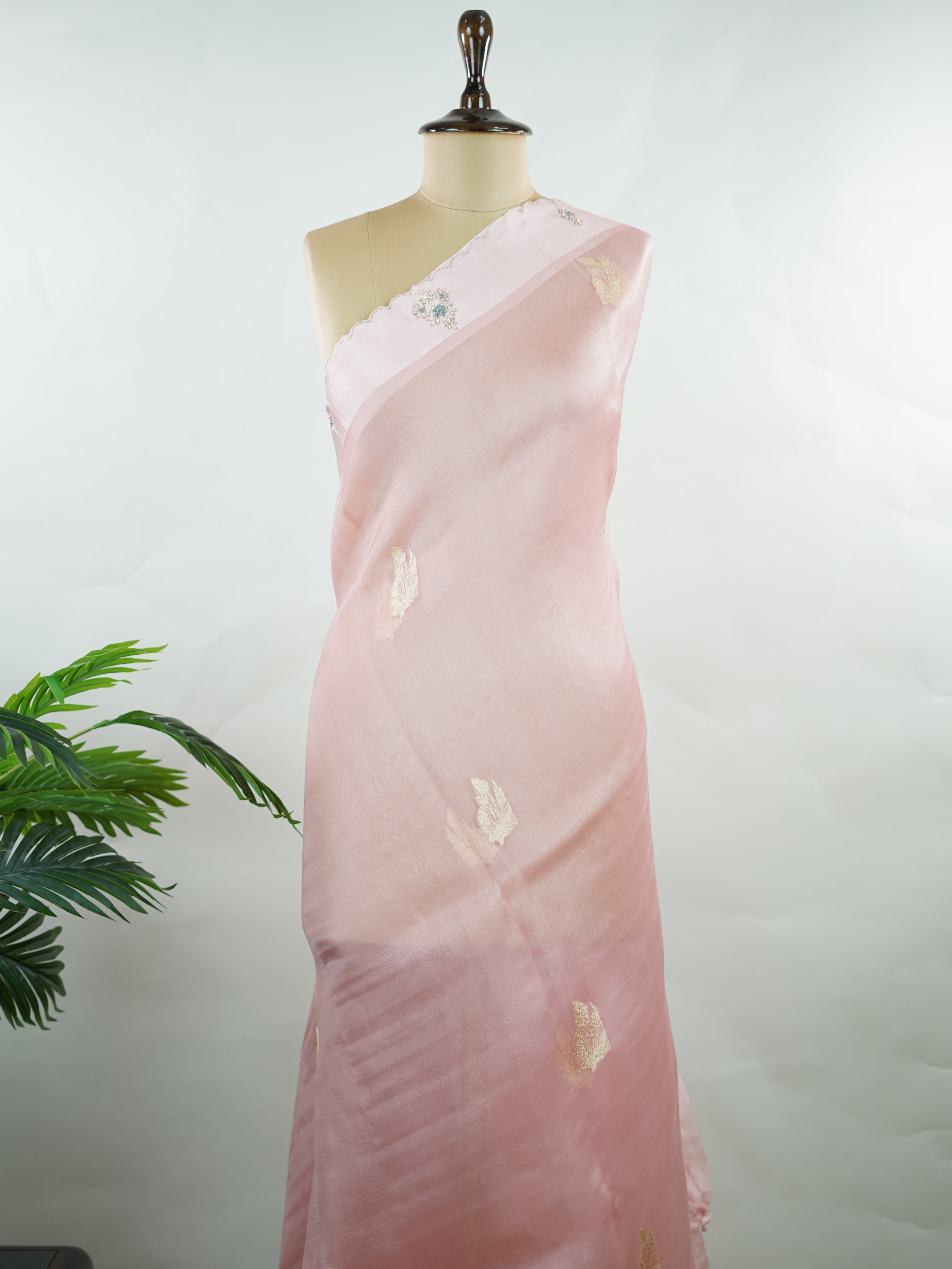 Organza Graceful peach organza saree embellished with intricate embroidery for an elegant appeal.br data-start=89 data-end=92The lightweight, sheer fabric drapes beautifully, creating a soft and feminine look.br data-start=176 data-end=179Delicate embroidered details enhance its charm with a touch of sophistication.br data-start=257 data-end=260An ideal choice for weddings, festive celebrations, and special occasions. Kalindiya - Organza Saree | Embroidered - Manoranjitham Weaves - Handloom Store