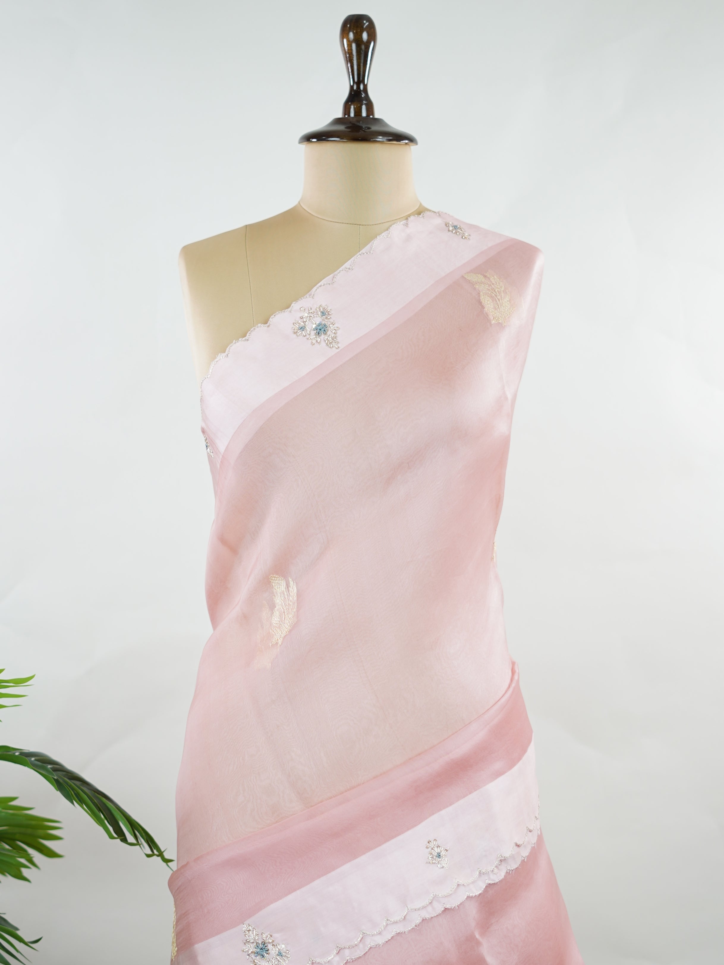 Organza Graceful peach organza saree embellished with intricate embroidery for an elegant appeal.br data-start=89 data-end=92The lightweight, sheer fabric drapes beautifully, creating a soft and feminine look.br data-start=176 data-end=179Delicate embroidered details enhance its charm with a touch of sophistication.br data-start=257 data-end=260An ideal choice for weddings, festive celebrations, and special occasions. Kalindiya - Organza Saree | Embroidered - Manoranjitham Weaves - Handloom Store