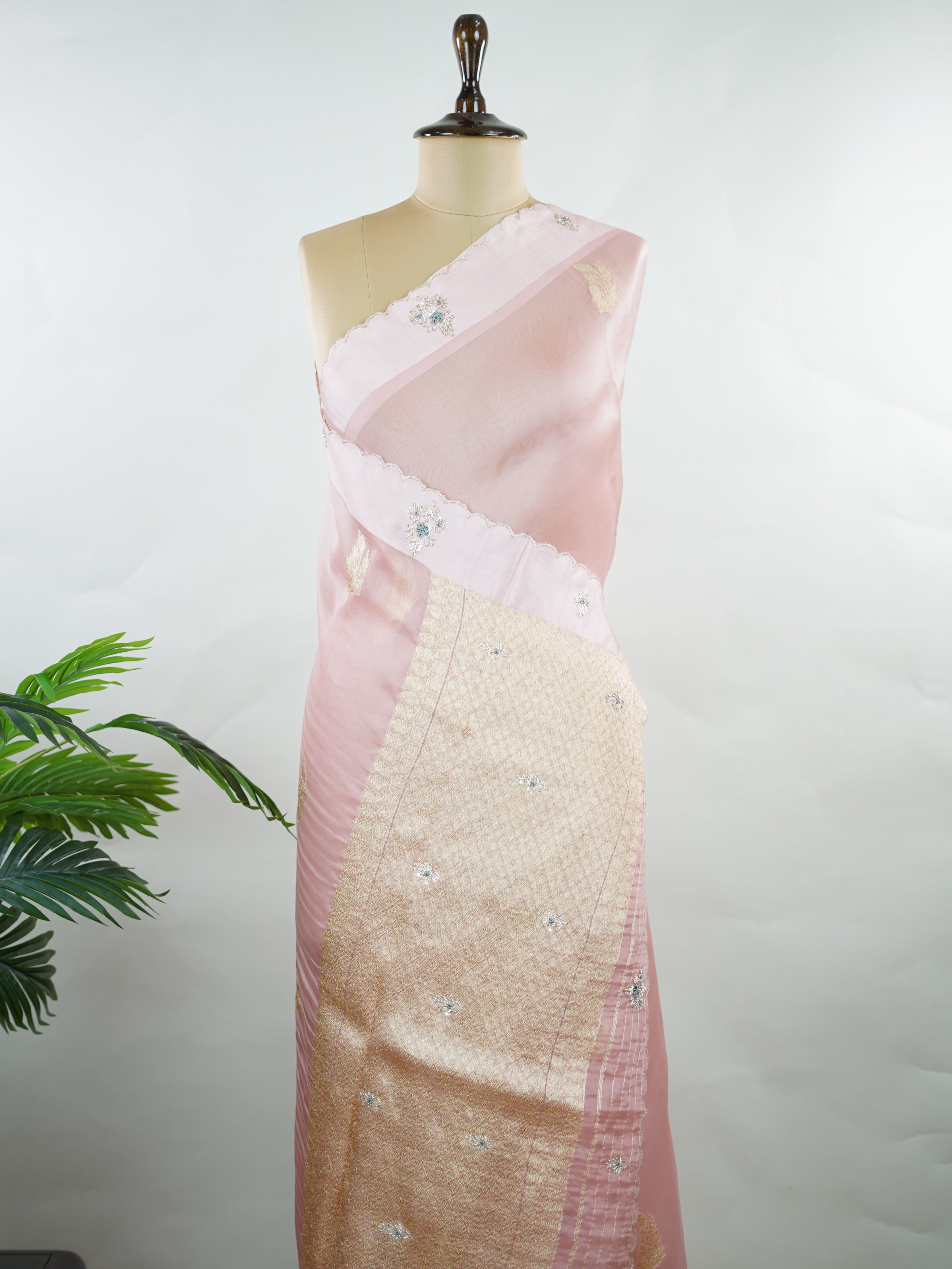 Organza Graceful peach organza saree embellished with intricate embroidery for an elegant appeal.br data-start=89 data-end=92The lightweight, sheer fabric drapes beautifully, creating a soft and feminine look.br data-start=176 data-end=179Delicate embroidered details enhance its charm with a touch of sophistication.br data-start=257 data-end=260An ideal choice for weddings, festive celebrations, and special occasions. Kalindiya - Organza Saree | Embroidered - Manoranjitham Weaves - Handloom Store