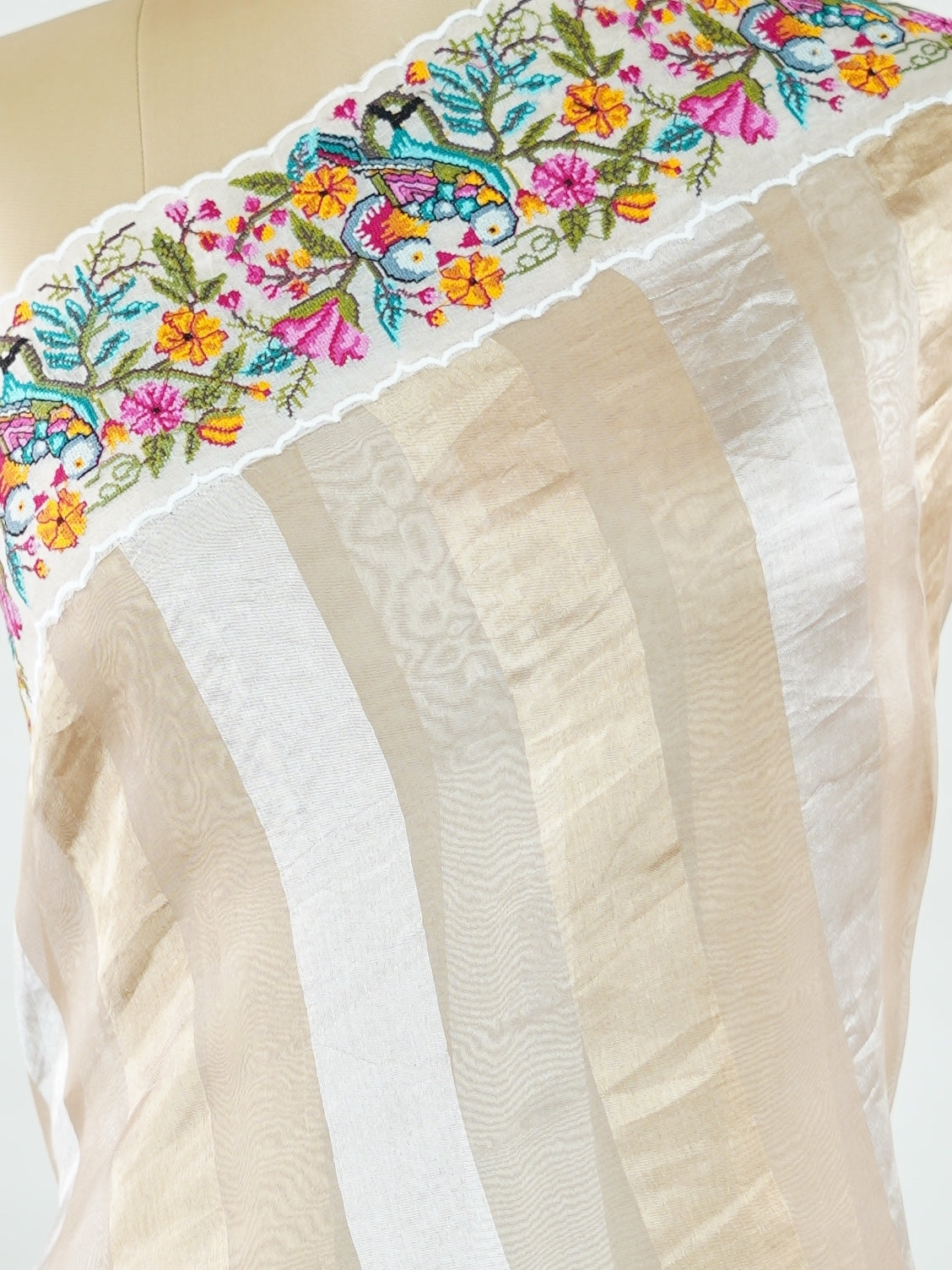 Organza Elegant organza saree in cream and white hues featuring exquisite pitted point work on the pallu. The sheer, lightweight fabric drapes gracefully, creating a soft and refined silhouette.br data-start=186 data-end=189Intricate handcrafted embroidery adds subtle richness, texture, and timeless charm.br data-start=272 data-end=275Perfect for weddings, festive occasions, and special celebrations with classic elegance. Shreenika - Organza Saree | Embroidered - Manoranjitham Weaves - Handloom Store