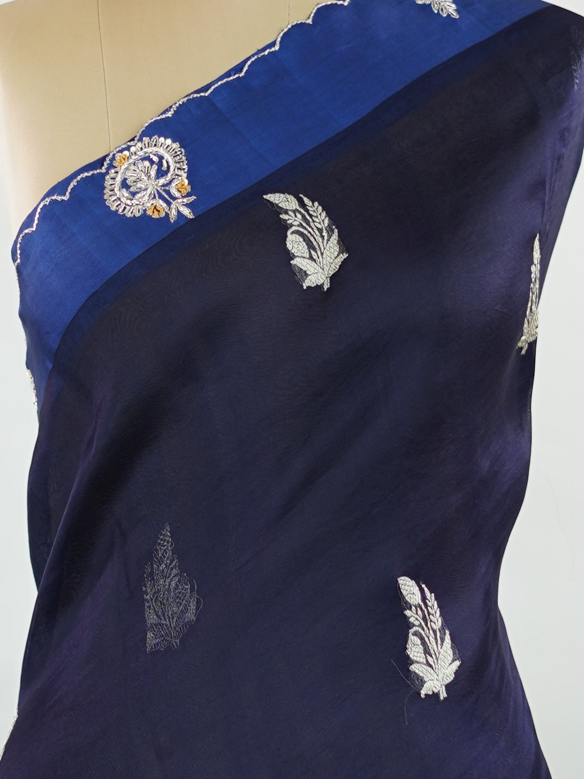 Organza Stunning dark blue organza saree adorned with elegant embroidery for a regal look.br data-start=82 data-end=85The sheer, lightweight fabric offers a graceful drape and effortless sophistication.br data-start=169 data-end=172Intricate embroidered work adds depth, texture, and timeless charm.br data-start=239 data-end=242Perfect for weddings, festive gatherings, and evening celebrations. Kiara - Organza Saree | Embroidered - Manoranjitham Weaves - Handloom Store