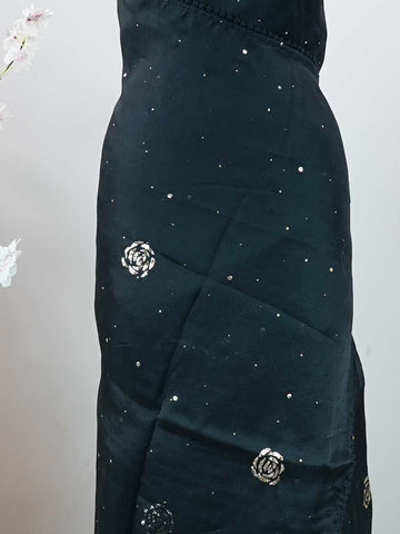 Organza Pure Organza saree in a rich Black hue, adorned with intricate Mukesh work and exquisite Badla detailing.br
A luminous blend of heritage craftsmanship and graceful elegance, perfect for festive and occasion wear. Ishanvi - Black Organza Saree | Mukesh Work - Manoranjitham Weaves - Handloom Store