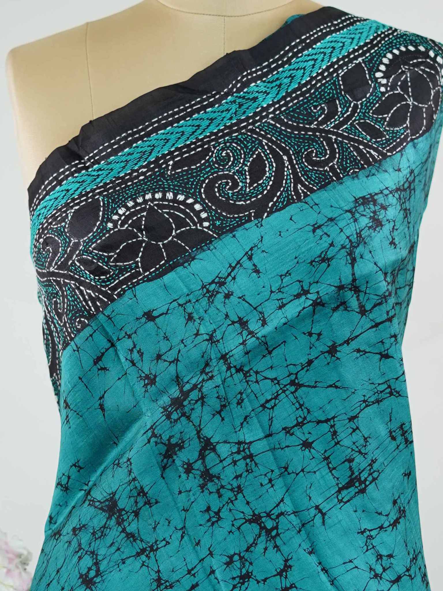 Tussar A striking blue soft silk saree paired with deep black accents, creating a bold and elegant contrast.br
Detailed with fine Kantha stitching and modern digital prints, it beautifully blends heritage craft with contemporary style. Varuni - Tussar Silk Saree | Kantha Embroidery - Manoranjitham Weaves - Handloom Store