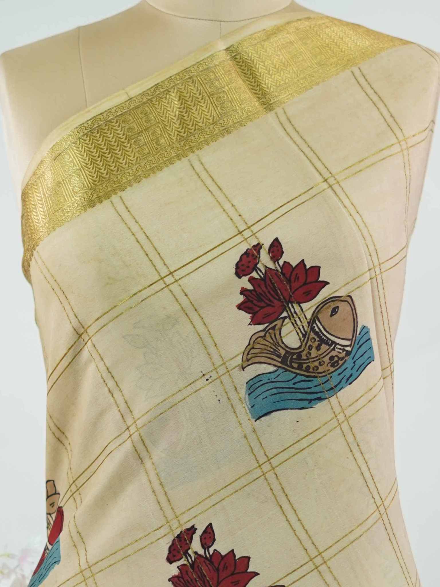 Mysore silk Pure Mysore silk saree featuring classic zari checks paired with intricate hand-drawn pen Kalamkari.br
A striking blend of structured elegance and storytelling artistry, where tradition meets timeless design. Nitye - Pure Mysore Silk Saree | Pen Kalamkari - Manoranjitham Weaves - Handloom Store