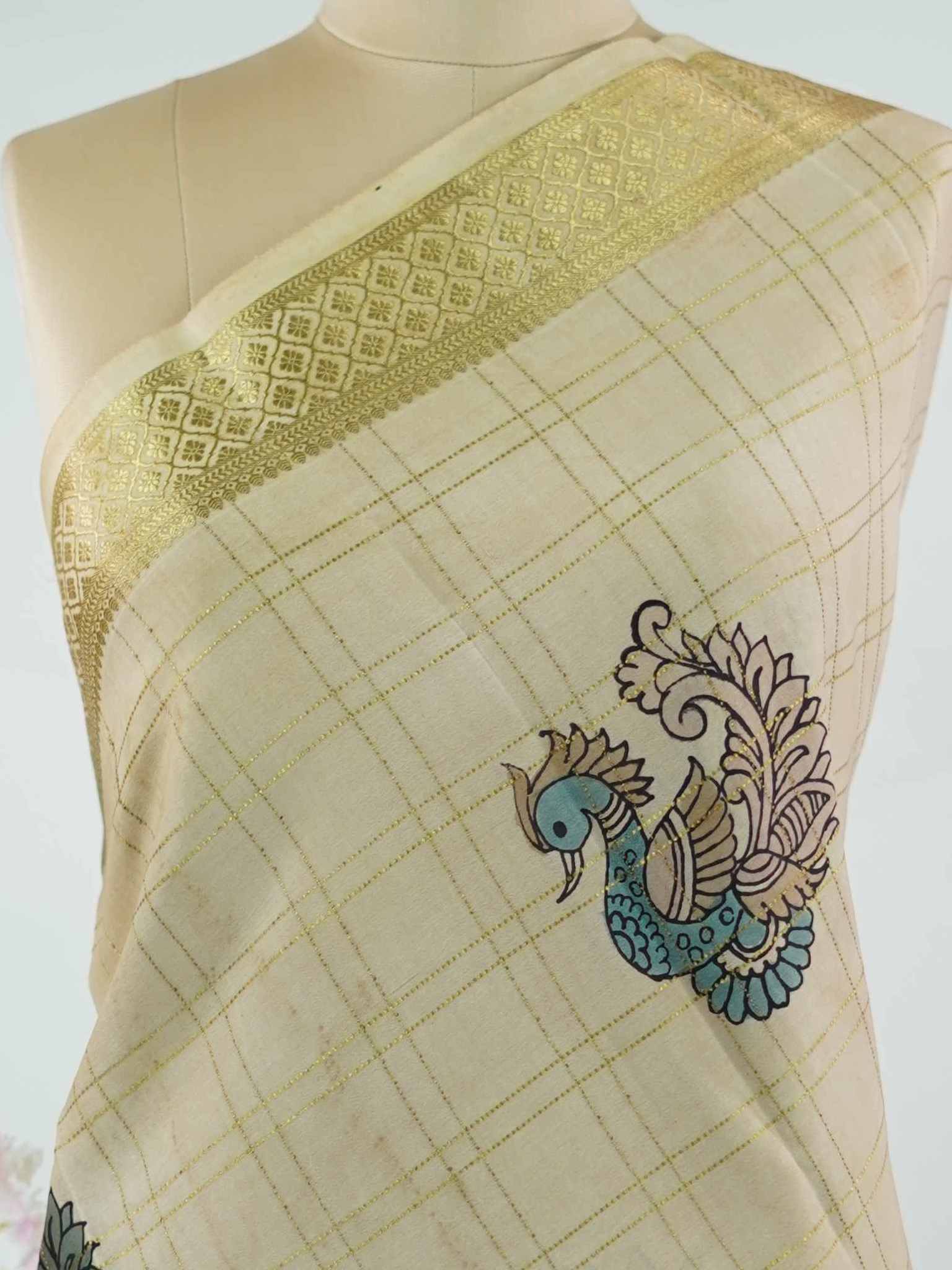 Mysore silk Pure Mysore silk saree featuring classic zari checks paired with intricate hand-drawn pen Kalamkari.br
A striking blend of structured elegance and storytelling artistry, where tradition meets timeless design. Neelapathake - Pure Mysore Silk Saree | Pen Kalamkari - Manoranjitham Weaves - Handloom Store