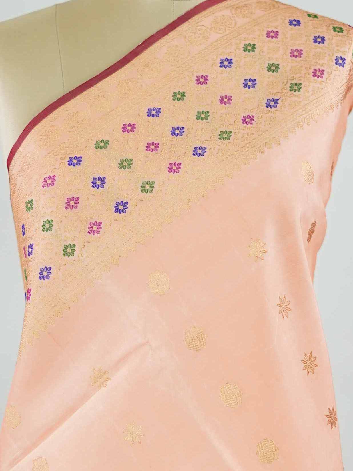 Gadwal Silk This Gadwal silk saree, adorned in Pink and detailed with Pure Zari weaving, reflects the grandeur of Gadwal. The timeless Checks motifs enhance its bridal charm. A perfect blend of luxury and tradition, it is designed for those who appreciate fine craftsmanship. Mohanama - Pink Handloom Gadwal Silk Saree - Manoranjitham Weaves - Handloom Store