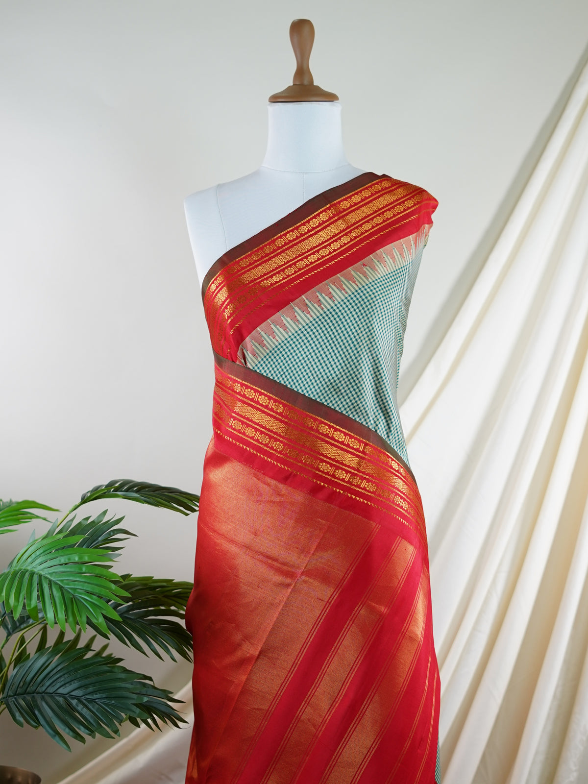 Gadwal Silk Green 100% Pure Silk  - Manoranjitham Weaves - Handloom Store