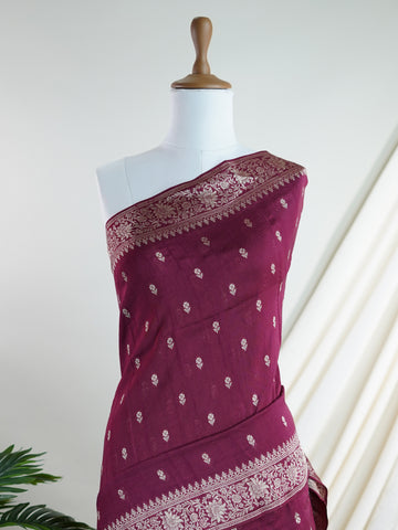 Georgette This Tussar Georgette saree from Varanasi brings together the textured richness of tussar silk with the fluid grace of georgette. Woven on a powerloom, it drapes light and airy, perfect for effortless elegance. Ideal for both day events and evening gatherings, it reflects quiet sophistication with a modern twist on tradition. Kalyani - Georgette Saree | Handwoven | Varanasi - Manoranjitham Weaves - Handloom Store