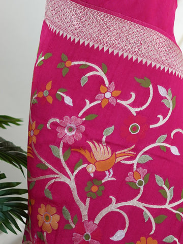 Georgette This Tussar Georgette saree from Varanasi brings together the textured richness of tussar silk with the fluid grace of georgette. Woven on a powerloom, it drapes light and airy, perfect for effortless elegance. Ideal for both day events and evening gatherings, it reflects quiet sophistication with a modern twist on tradition. Seethalakshmi - Georgette Saree | Handwoven | Varanasi - Manoranjitham Weaves - Handloom Store