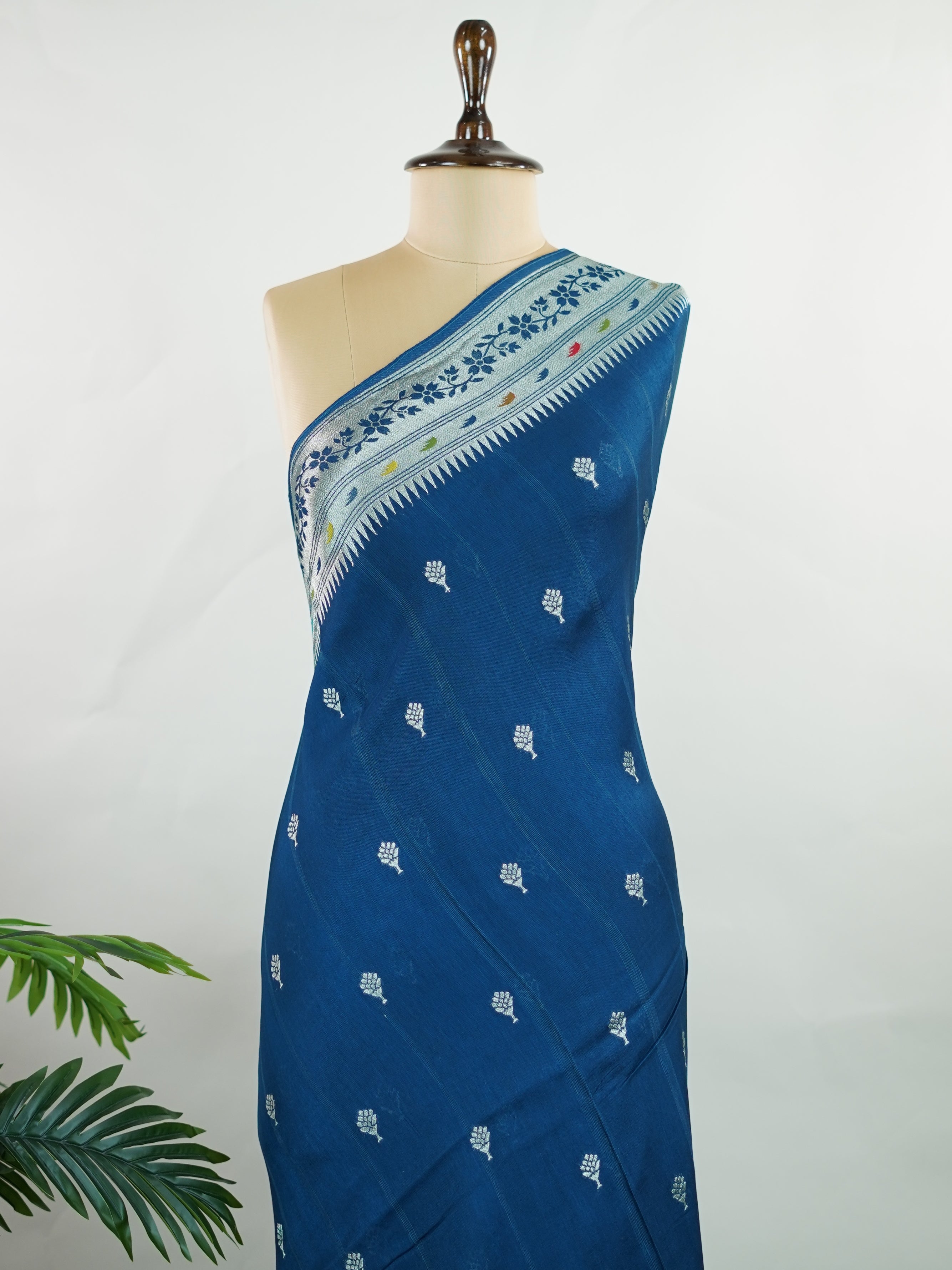 Georgette This Tussar Georgette saree from Varanasi brings together the textured richness of tussar silk with the fluid grace of georgette. Woven on a powerloom, it drapes light and airy, perfect for effortless elegance. Ideal for both day events and evening gatherings, it reflects quiet sophistication with a modern twist on tradition. Sharada - Georgette Saree | Handwoven | Varanasi - Manoranjitham Weaves - Handloom Store