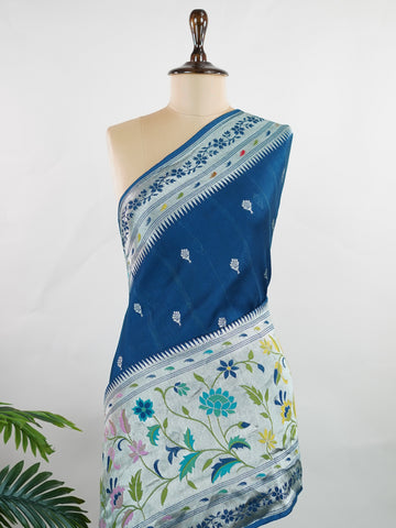 Georgette This Tussar Georgette saree from Varanasi brings together the textured richness of tussar silk with the fluid grace of georgette. Woven on a powerloom, it drapes light and airy, perfect for effortless elegance. Ideal for both day events and evening gatherings, it reflects quiet sophistication with a modern twist on tradition. Sharada - Georgette Saree | Handwoven | Varanasi - Manoranjitham Weaves - Handloom Store