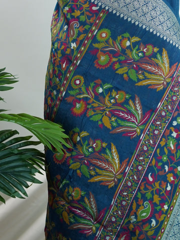 Georgette This Tussar Georgette saree from Varanasi brings together the textured richness of tussar silk with the fluid grace of georgette. Woven on a powerloom, it drapes light and airy, perfect for effortless elegance. Ideal for both day events and evening gatherings, it reflects quiet sophistication with a modern twist on tradition. Jayalakshmi - Georgette Saree | Handwoven | Varanasi - Manoranjitham Weaves - Handloom Store