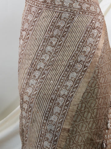 Kota A breezy Cotton Kota Doria saree adorned with delicate handblock prints and glistening mirror work—light as air, rich in tradition.br
Its translucent texture and airy drape make it perfect for summer gatherings and everyday grace.br
Every motif is stamped by hand, reflecting the charm of slow craft and timeless elegance.br
#HandloomCotton #KotaDoria #BlockPrintSaree #MirrorWork #Manoranjitham Hamsadhwani - Handloom Pure Silk Saree | Handwoven | Buttas - Manoranjitham Weaves - Handloom Store