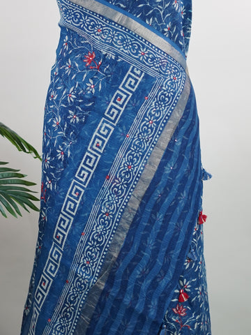 Kota Handwoven to perfection, this Kota saree in Pink with Gold detailing is a tribute to India’s rich weaving traditions. Ideal for weddings and grand occasions. Janaranjani - Pink Handloom Pure Silk Saree | Handwoven | Buttas - Manoranjitham Weaves - Handloom Store