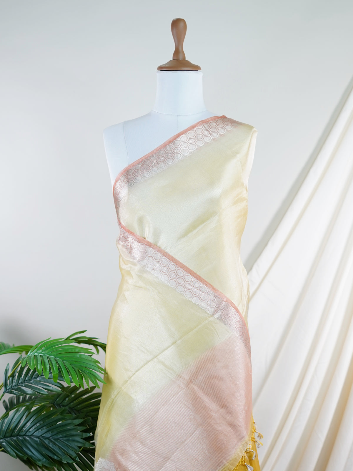 Tissue Gold 100% Pure Tissue - Manoranjitham Weaves - Handloom Store