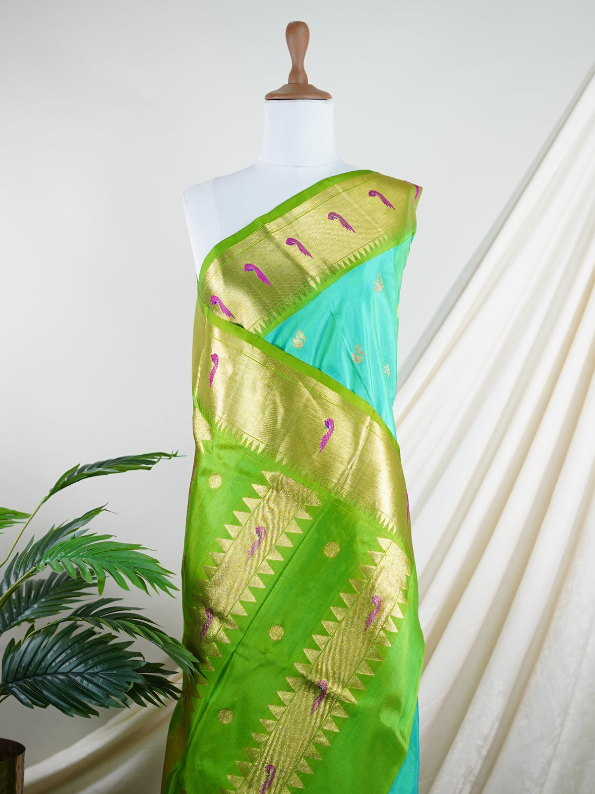 Venkatagiri Silk Green 100% Pure Silk  - Manoranjitham Weaves - Handloom Store