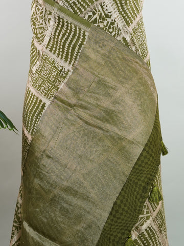 Cotton Soothing green cotton, touched with delicate gold block prints from Varanasi.br
Soft, airy, and steeped in tradition — perfect for everyday elegance.br
A versatile drape that pairs heritage craft with modern simplicity.br
#VaranasiCotton #BlockPrintSaree #HandloomHeritage Saraswathi - Green Handloom Cotton Saree | Zari Border | Traditional - Manoranjitham Weaves - Handloom Store