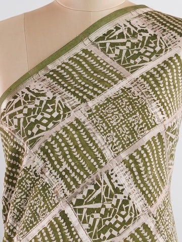 Cotton Soothing green cotton, touched with delicate gold block prints from Varanasi.br
Soft, airy, and steeped in tradition — perfect for everyday elegance.br
A versatile drape that pairs heritage craft with modern simplicity.br
#VaranasiCotton #BlockPrintSaree #HandloomHeritage Janaki - Green Handloom Cotton Saree | Zari Border | Traditional - Manoranjitham Weaves - Handloom Store