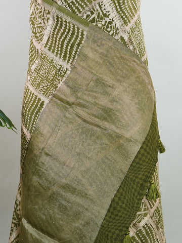 Cotton Soothing green cotton, touched with delicate gold block prints from Varanasi.br
Soft, airy, and steeped in tradition — perfect for everyday elegance.br
A versatile drape that pairs heritage craft with modern simplicity.br
#VaranasiCotton #BlockPrintSaree #HandloomHeritage Janaki - Green Handloom Cotton Saree | Zari Border | Traditional - Manoranjitham Weaves - Handloom Store