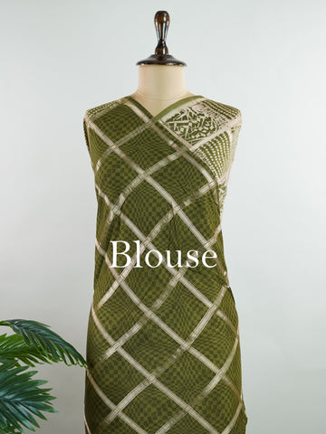 Cotton Soothing green cotton, touched with delicate gold block prints from Varanasi.br
Soft, airy, and steeped in tradition — perfect for everyday elegance.br
A versatile drape that pairs heritage craft with modern simplicity.br
#VaranasiCotton #BlockPrintSaree #HandloomHeritage Janaki - Green Handloom Cotton Saree | Zari Border | Traditional - Manoranjitham Weaves - Handloom Store