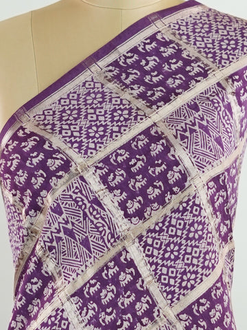 Cotton A deep purple canvas brought to life with traditional gold block prints.br
Lightweight cotton from Varanasi, perfect for all-day grace and comfort.br
A blend of heritage design and subtle radiance for festive or casual charm.br
Handloom beauty in every thread. #CottonElegance #HandloomVaranasi #BlockPrintLove Lalitha - Purple Handloom Cotton Saree | Zari Border | Traditional - Manoranjitham Weaves - Handloom Store