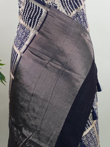 Cotton Classic blue cotton meets the shimmer of gold block prints in a timeless pairing.br
Woven in Varanasi, it carries both comfort and quiet luxury.br
Perfect for work days, gatherings, or a touch of tradition anytime.br
#HandloomCotton #BlockPrintSaree #VaranasiWeaves Parvathi - Blue Handloom Cotton Saree | Zari Border | Traditional - Manoranjitham Weaves - Handloom Store