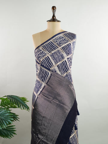 Cotton Classic blue cotton meets the shimmer of gold block prints in a timeless pairing.br
Woven in Varanasi, it carries both comfort and quiet luxury.br
Perfect for work days, gatherings, or a touch of tradition anytime.br
#HandloomCotton #BlockPrintSaree #VaranasiWeaves Parvathi - Blue Handloom Cotton Saree | Zari Border | Traditional - Manoranjitham Weaves - Handloom Store