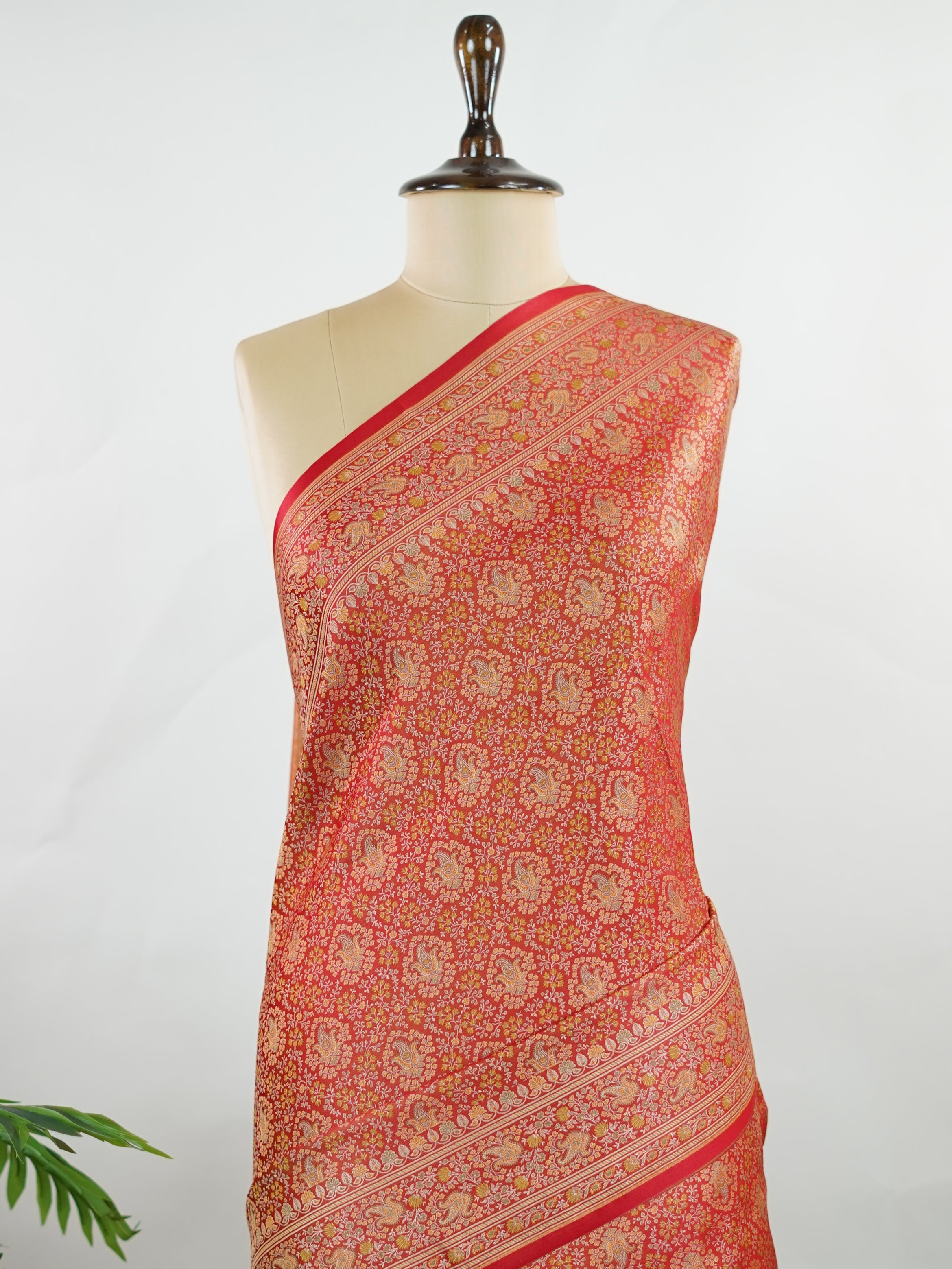 Katan Woven in Varanasi, this semi Mushru saree features the distinctive texture of iktara weave, blending subtle sheen with artisanal charm. Lightweight yet rich in detail, it offers effortless elegance for both traditional events and contemporary celebrations.
#SemiMushru #IktaraWeave #VaranasiSaree #TexturedElegance #HandloomTradition #Manoranjitham #ManoranjithamStyle







 Sumana - Manoranjitham Weaves - Handloom Store