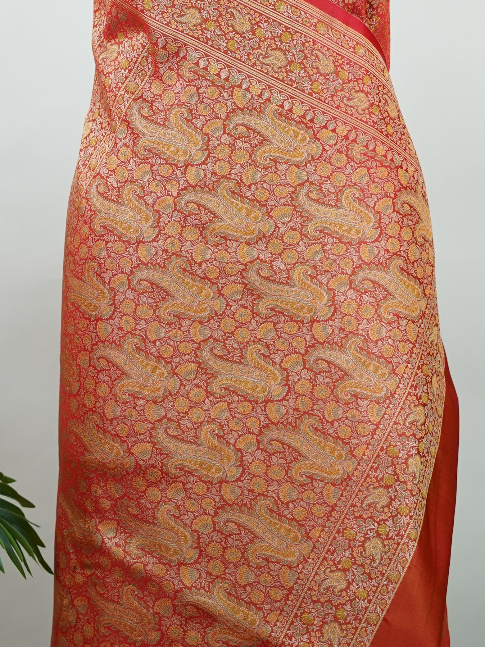 Katan Woven in Varanasi, this semi Mushru saree features the distinctive texture of iktara weave, blending subtle sheen with artisanal charm. Lightweight yet rich in detail, it offers effortless elegance for both traditional events and contemporary celebrations.
#SemiMushru #IktaraWeave #VaranasiSaree #TexturedElegance #HandloomTradition #Manoranjitham #ManoranjithamStyle







 Sumana - Manoranjitham Weaves - Handloom Store