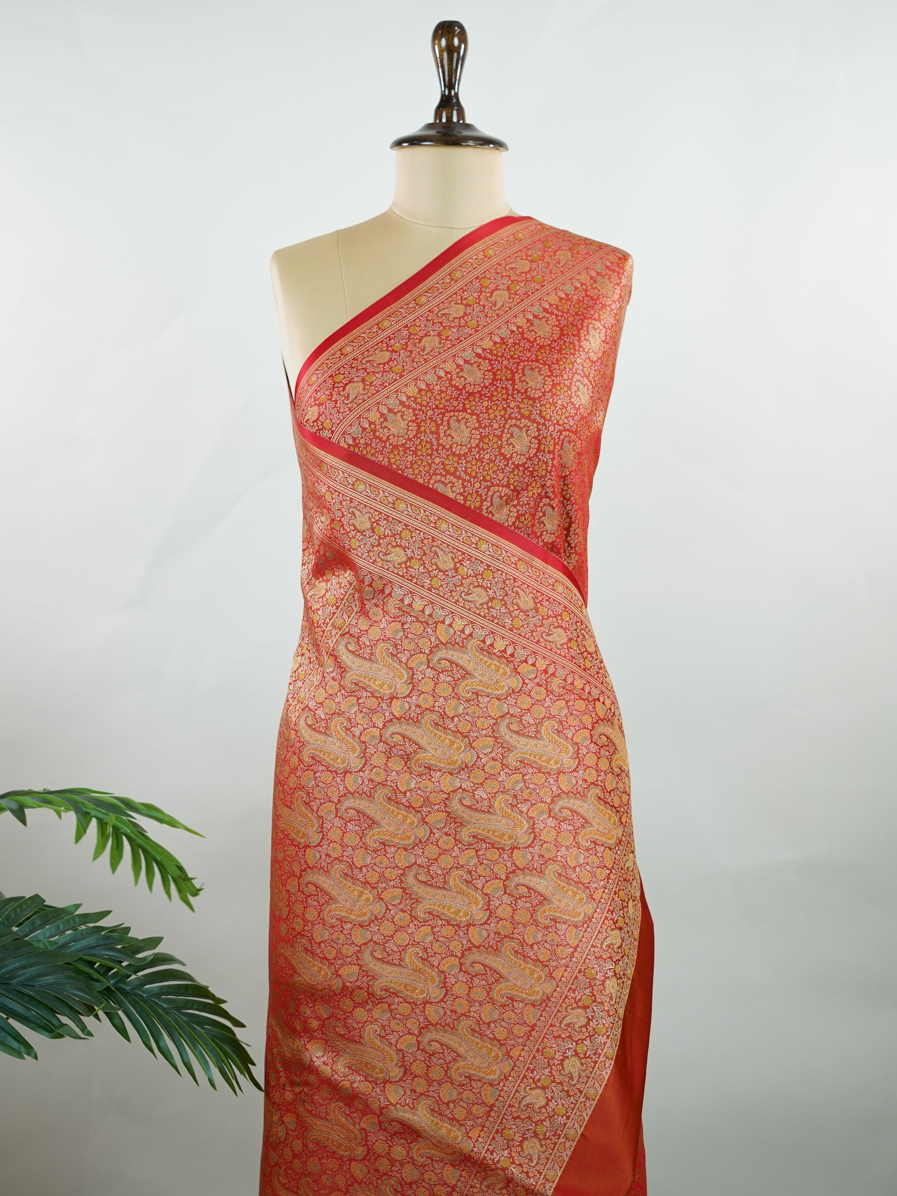Katan Woven in Varanasi, this semi Mushru saree features the distinctive texture of iktara weave, blending subtle sheen with artisanal charm. Lightweight yet rich in detail, it offers effortless elegance for both traditional events and contemporary celebrations.
#SemiMushru #IktaraWeave #VaranasiSaree #TexturedElegance #HandloomTradition #Manoranjitham #ManoranjithamStyle







 Sumana - Manoranjitham Weaves - Handloom Store